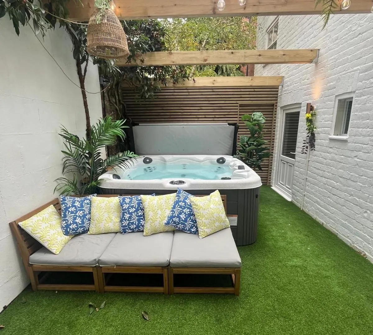 Town Centre Apartment With Hot Tub Cheltenham 0*,