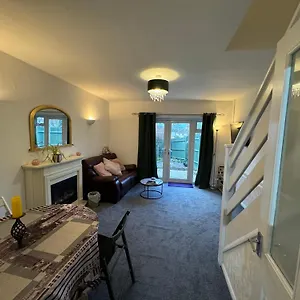  Holiday home Comfortable Away From Home, Spacious 2 Bedroom Town House,self Catering, Free Parking, Walking Distance To Town Centre